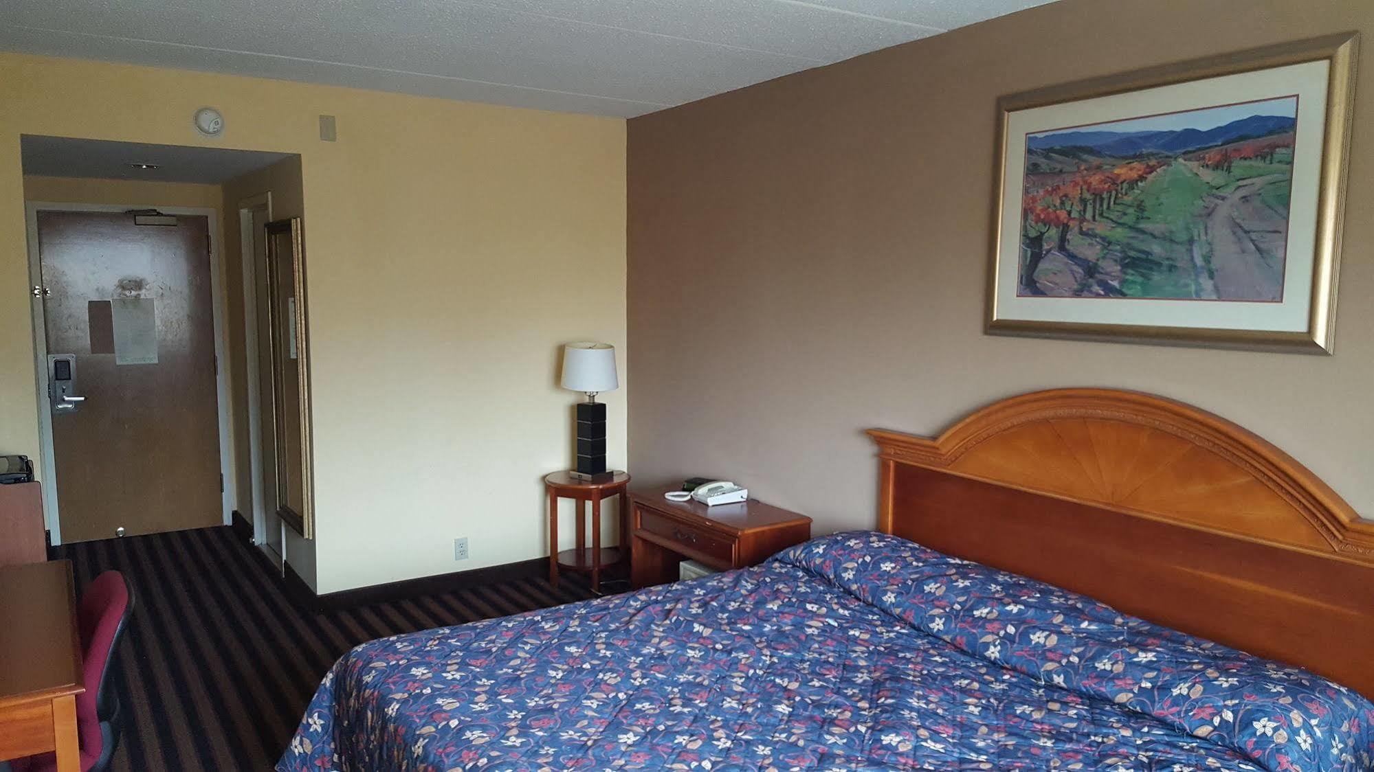 Northeast Garden Inn Лорел Екстер'єр фото