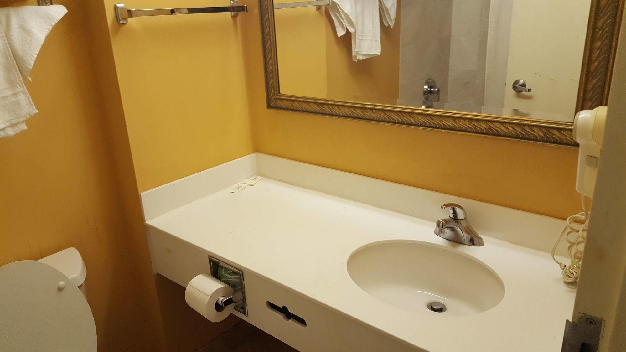Northeast Garden Inn Лорел Екстер'єр фото